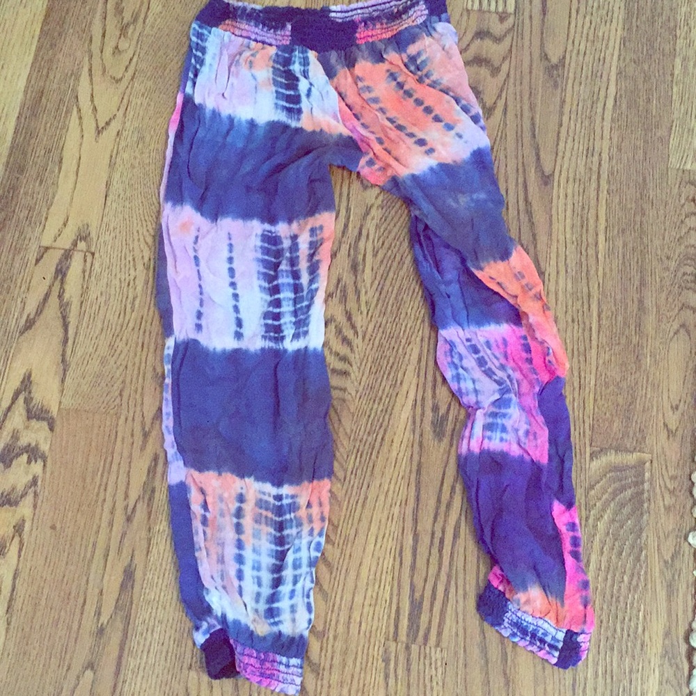 Rainbow tie die Jeanie pants.